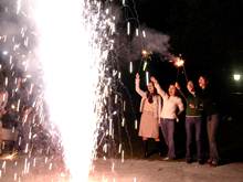 過年和遊客們一起放煙火